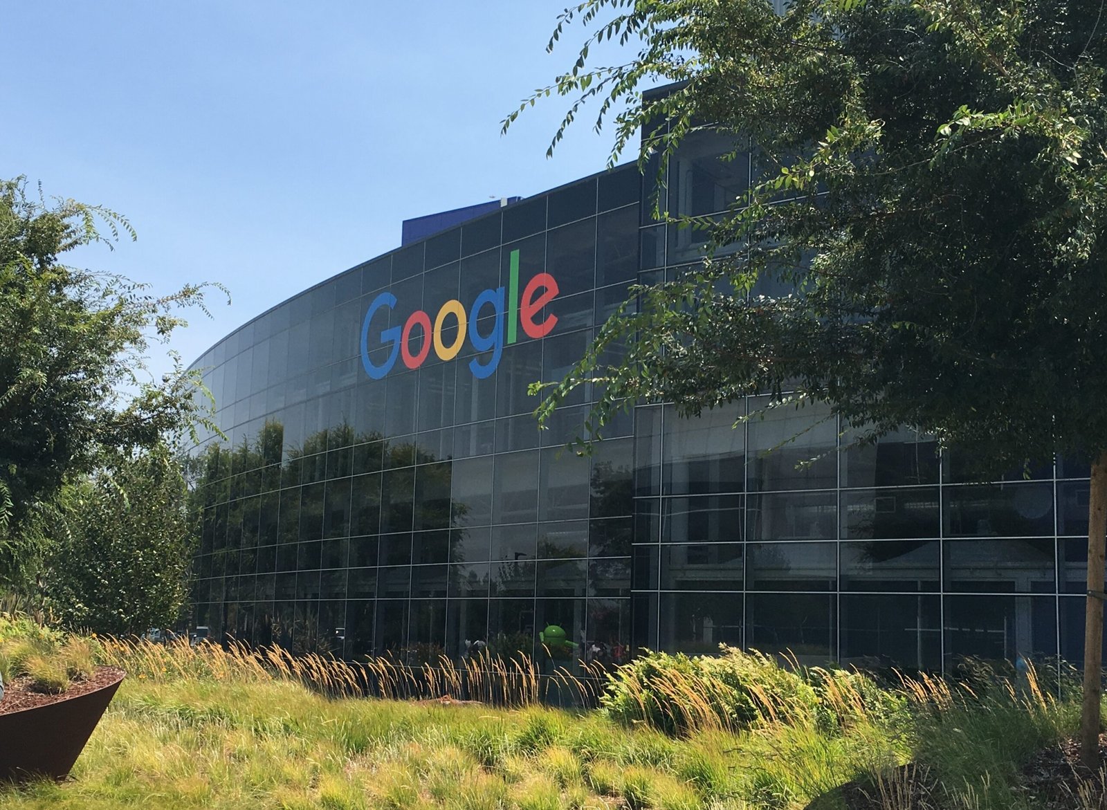 Google's dilemma.. Data of 2.5 billion users in the grip of hackers 
