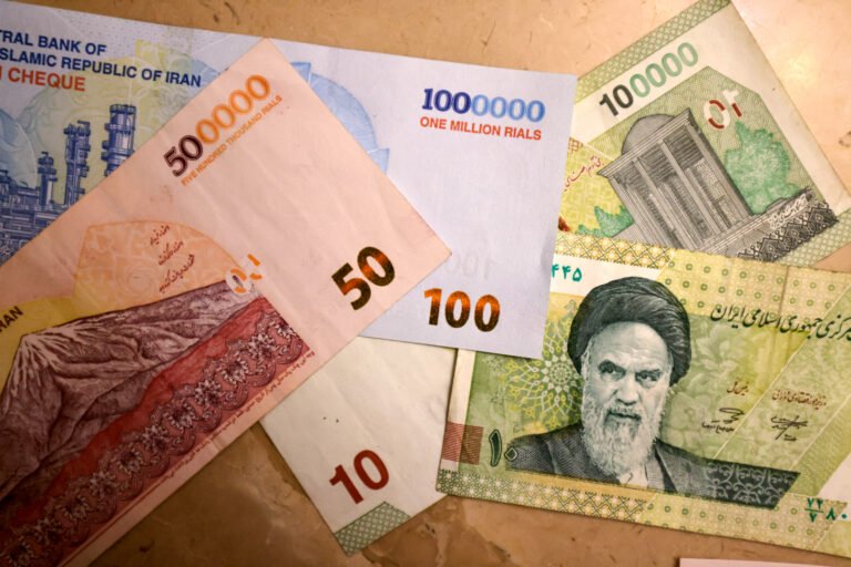 تراجع العملة الإيرانية إلى أدنى مستوى بعد إعادة العقوبات