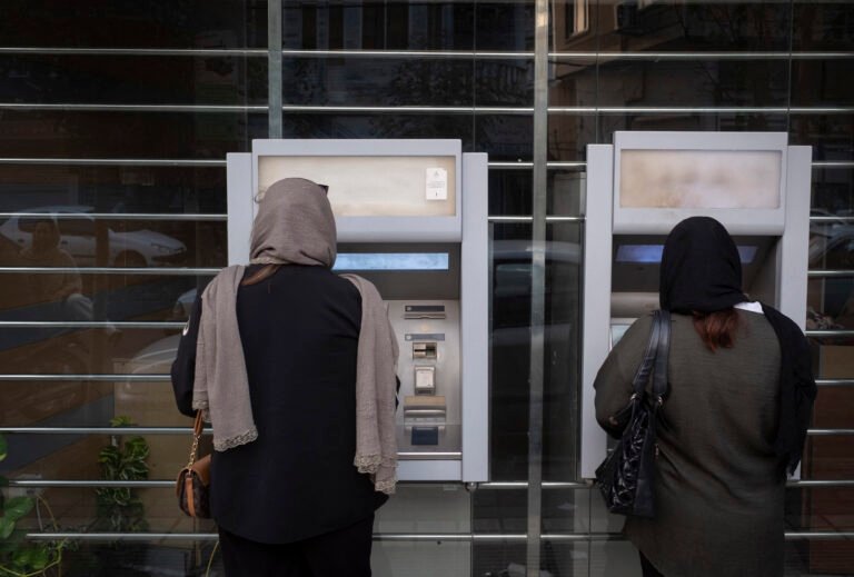 كيف ستتأثر إيران بالعقوبات التي أعيد فرضها عليها؟