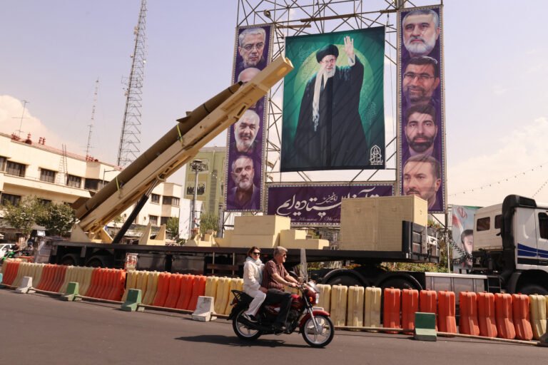 إيران تتحدّى واشنطن: بزشكيان يرفض تسليم اليورانيوم المُخصب ويحذر من "ابتزاز جديد"