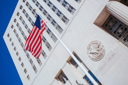 القضاء الأمريكي يوجه اتهامات خطيرة لمدير الـFBI السابق جيمس كومي