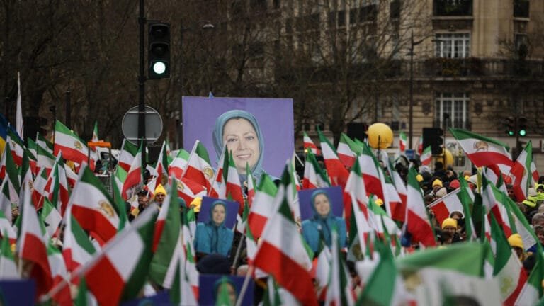 بتهمة مهاجمة البنية التحتية.. إيران تعدم اثنين من أعضاء جماعة معارضة