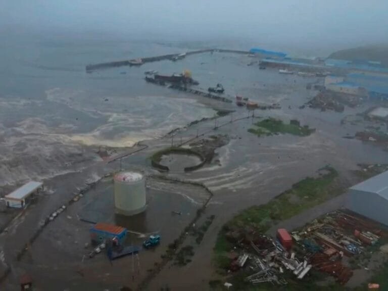 زلزال بقوة 8.8 في أقصى شرق روسيا يتسبب في تسونامي.. واليابان وهاواي تأمران بإجلاء السكان