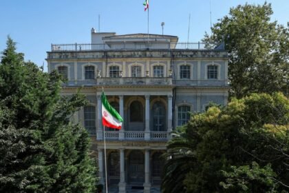 الترويكا الأوروبية تلوّح بسيف العقوبات لإعادة طهران للمفاوضات