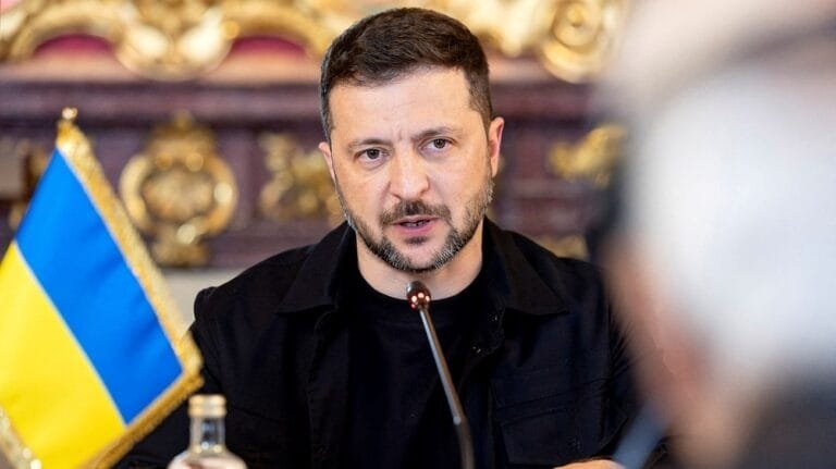 البيت الأبيض.. مناقشات لدعوة زيلينسكي لحضور "قمة ألاسكا"