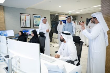 منصور بن زايد يزور المركز الوطني للأرصاد ويطلع على أبرز مشاريعه وتقنياته المتقدمة
