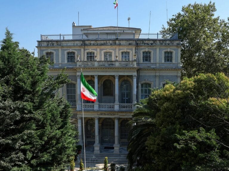 الترويكا الأوروبية تلوّح بسيف العقوبات لإعادة طهران للمفاوضات