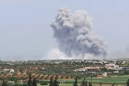 قتلى وجرحى بانفجار مستودع أسلحة في إدلب