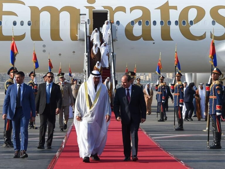 السيسي يستقبل محمد بن زايد بمطار القاهرة