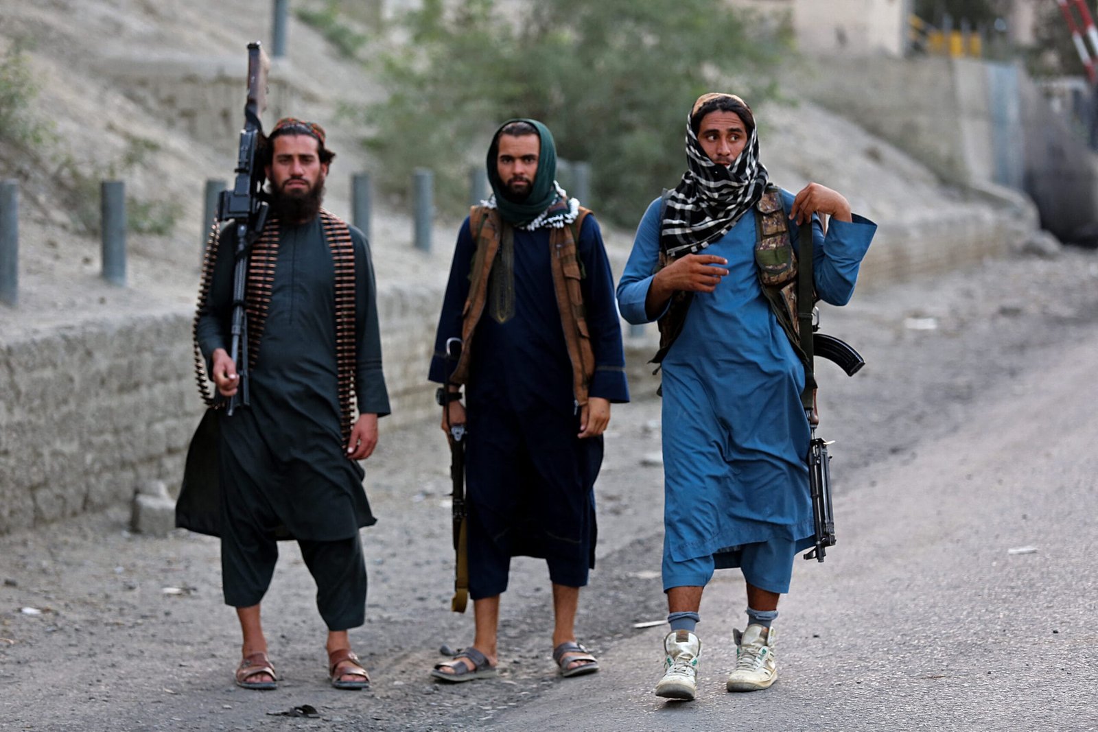A "highly complex" attack by the Pakistani Taliban kills 12 Pakistani soldiers