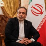 سيتواصل مع الترويكا.. عراقجي يكرر انتقاده لتفعيل آلية الزناد
