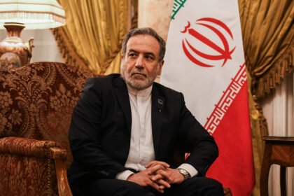 سيتواصل مع الترويكا.. عراقجي يكرر انتقاده لتفعيل آلية الزناد
