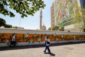 استدعت سفراءها بدول الترويكا.. إيران ترزح تحت نير العقوبات مجدداً
