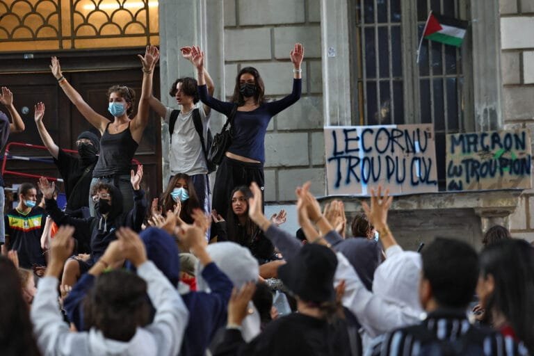 فرنسا.. احتجاجات واسعة متوقعة ضد خطط التقشف الحكومية