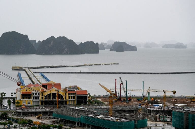 Vietnam prepares for the approach of "Boaloy". Thousands evacuated and airports closed