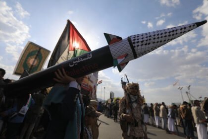 بصاروخ ومسيّرتين.. الحوثيون يعلنون ضرب عدة أهداف حساسة في إسرائيل