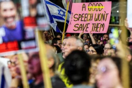 تصعيد في تل أبيب.. متظاهرون يغلقون طريق أيالون للضغط على نتنياهو لتنفيذ خطة ترامب لوقف الحرب