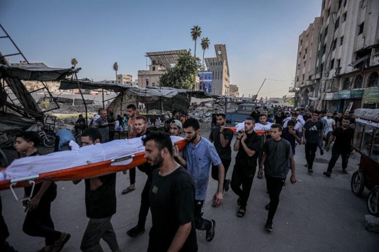 إسرائيل تكثّف قصفها على غزة وتعلن الدخول في "المرحلة الحاسمة" وسط تصاعد الغضب الدولي