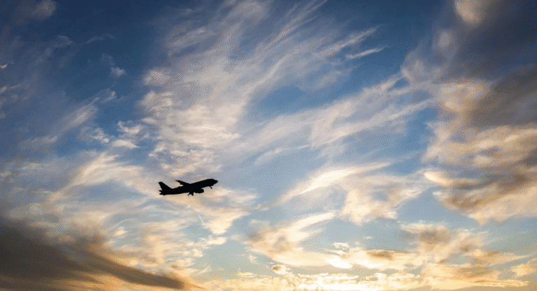 فرنسا.. طائرة تعلق في الجو لسبب غير متوقع