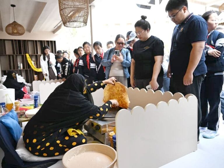 المأكولات الشعبية الإماراتية تجذب زوار في بكين