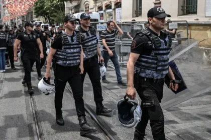 ببندقية صيد.. شاب يهاجم الشرطة التركية في إزمير ويقتل 2