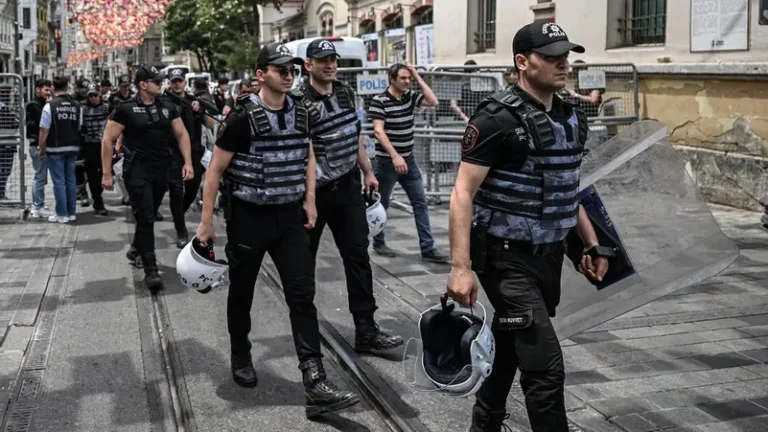 ببندقية صيد.. شاب يهاجم الشرطة التركية في إزمير ويقتل 2 