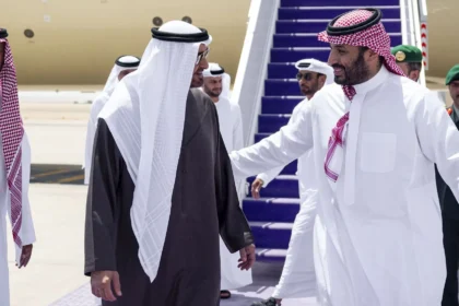 في زيارة أخوية.. محمد بن زايد يصل السعودية
