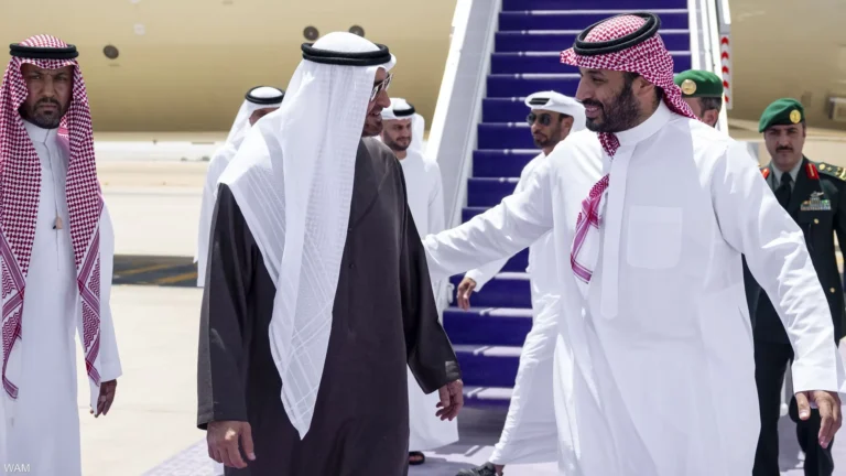 في زيارة أخوية.. محمد بن زايد يصل السعودية
