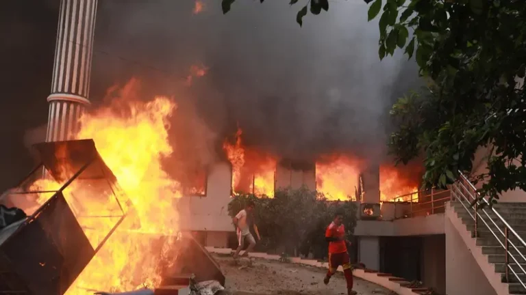 Nepal.. Protesters burn down parliament building and president's house