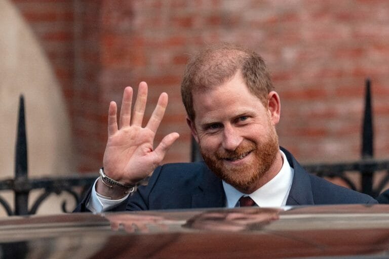 بعد جفاء استمر 20 شهراً.. "الشاي" يجمع الملك تشارلز بابنه هاري