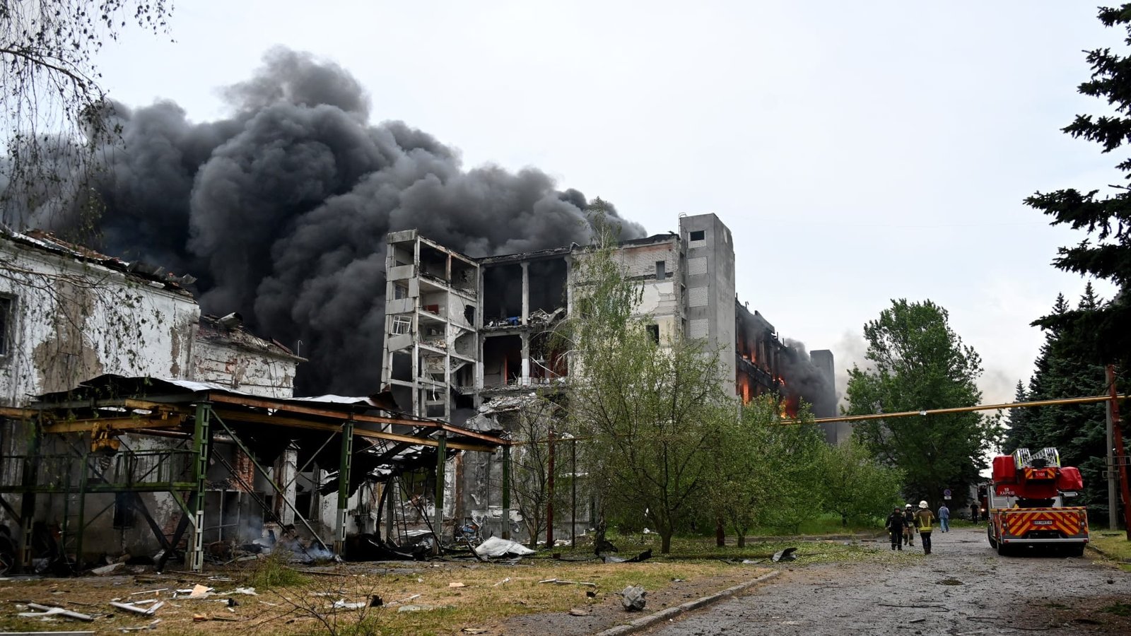 The government headquarters was damaged. A "major" Russian attack on Kiev