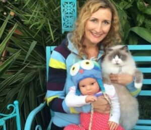 “The Mad Mum”… An Australian woman finds happiness among 250 dolls and says: “Dolls are more loyal than humans!”