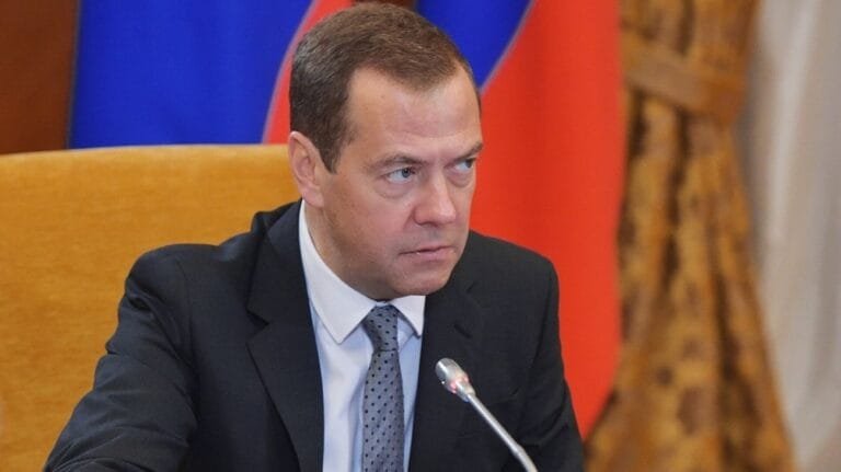 مدفيديف يسخر من ترامب: "حديثه عن الغواصات النووية أشبه بفيلم هوليودي رخيص"