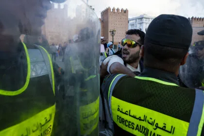 موجة غضب شبابية تهز الشارع المغربي: 4 أيام احتجاجات شبابية تتحول إلى مواجهات عنيفة.. مئات الإصابات واعتقال أكثر من 400 متظاهر