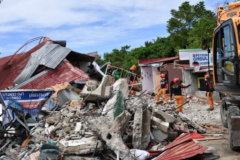 Disaster in the Philippines: The death toll from the devastating earthquake rises to 69, hundreds are injured, and widespread destruction has been caused.