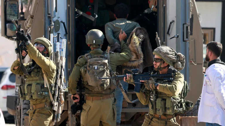 إسرائيل تصعّد في الخليل.. 22 معتقلاً واعتداءات دامية وسط جدل حول خطة ترامب