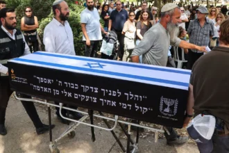 إسرائيل تستلم جثتي راهينتين من قطاع غزة بعد تسليمهما من حركة حماس