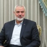 إسرائيل تسمح بمغادرة 66 فلسطينيًا بينهم أقارب إسماعيل هنية