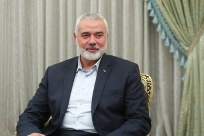 إسرائيل تسمح بمغادرة 66 فلسطينيًا بينهم أقارب إسماعيل هنية