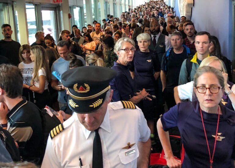 Government shutdown paralyzes US airports