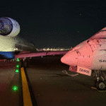 شاهد.. حادث "غريب" بين طائرتين في مطار أمريكي