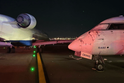 شاهد.. حادث "غريب" بين طائرتين في مطار أمريكي