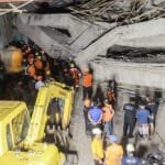 العشرات تحت الأنقاض.. مقتل 5 بانهيار مدرسة في إندونيسيا