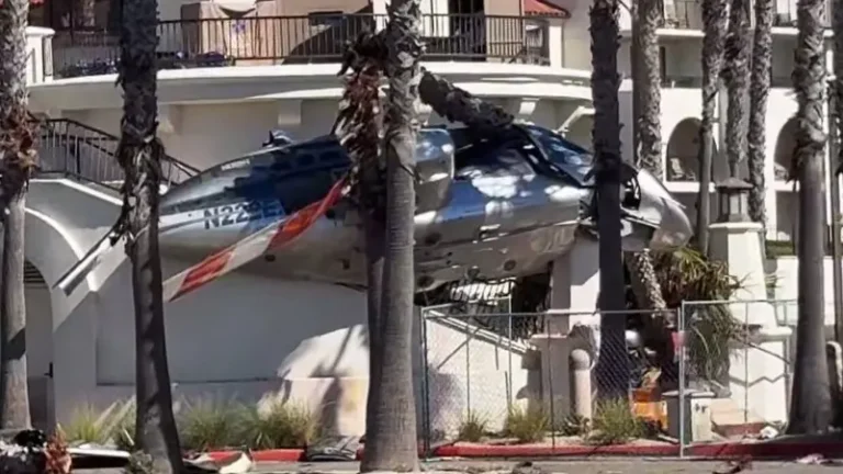 Watch.. A helicopter almost caused a disaster after it crashed near a crowded beach