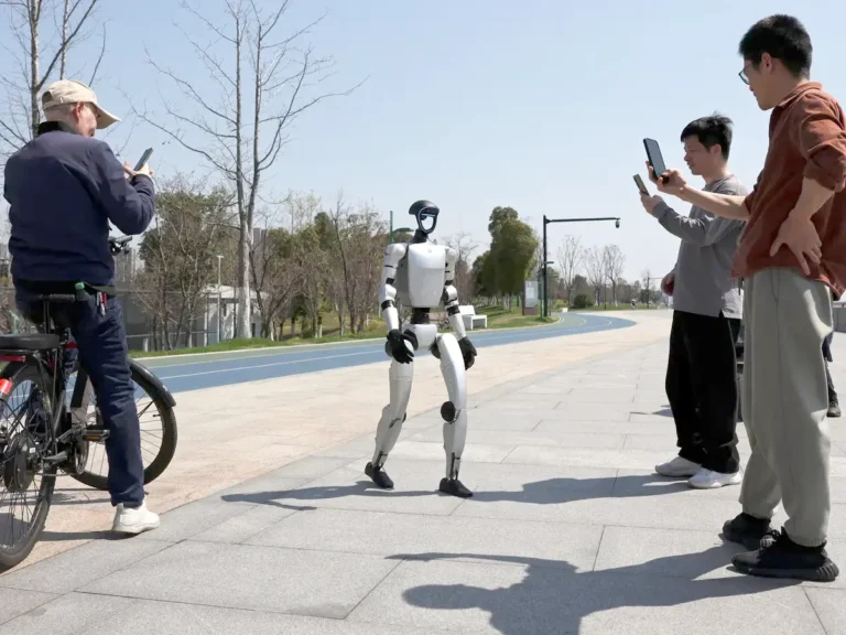 A Chinese robot enters the Guinness Book of Records after traveling 100 kilometers in three days