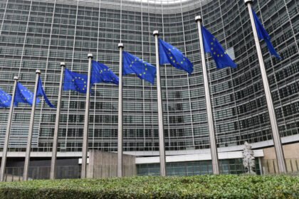 مراقبة تتهم المفوضية الأوروبية بانتهاك مبادئ الشفافية وقواعد التشريع