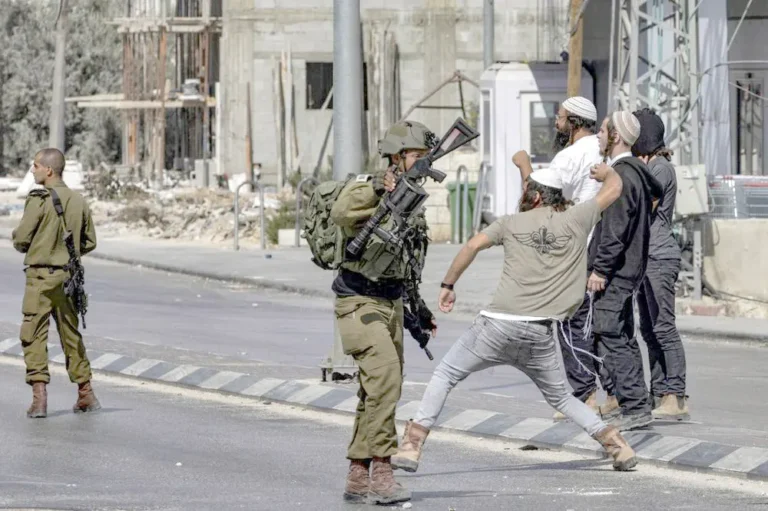 تحذير فلسطيني تصاعد عنف المستوطنين يهدد استقرار الضفة والمنطقة بأكملها (الصورة/وكالات)