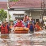 تفاصيل ارتفاع عدد قتلى الفيضانات في إندونيسيا إلى 303