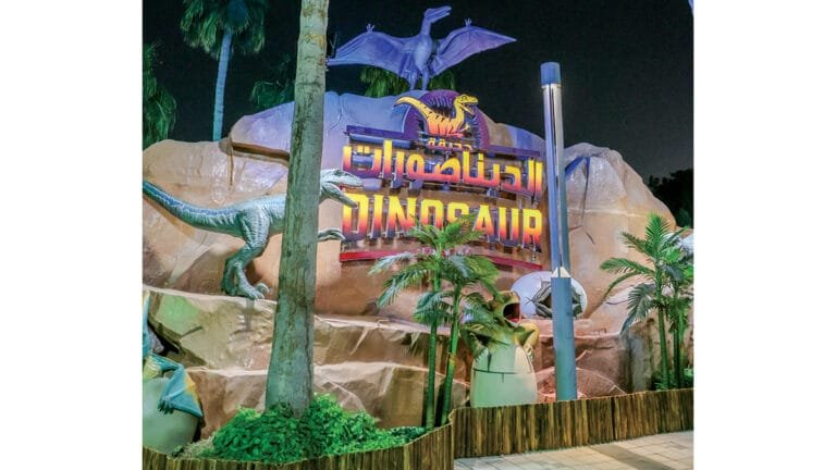 "دبي المتوهجة".. موسم جديد بين الديناصورات ودهشة الفانتازيا