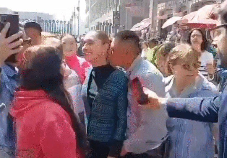 Scandal in the heart of the capital.. A man harasses the President of Mexico in front of cameras!